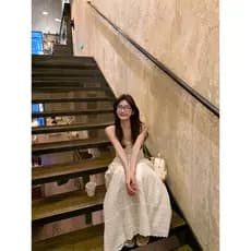 Estilo de férias à beira-mar bordado oco Suspender saia vestido feminino verão branco com decote em V magro-ajuste mais