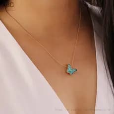 Colar de borboleta simples e elegante, acessório feminino, disponível em várias cores.