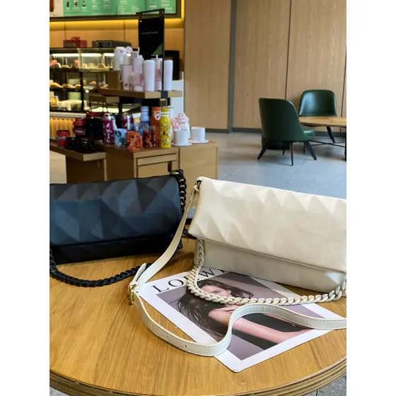 Nicho geométrico francês axilas saco feminino 2025 novo estilo na moda All-Match diamante Casual corrente Diagonal bolsa