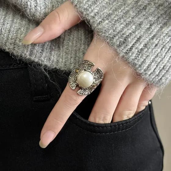 [Estoque pronto] Retro em relevo Tang grama padrão anel feminino imitação pérola indústria pesada estilo legal anel aber