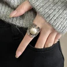 [Estoque pronto] Retro em relevo Tang grama padrão anel feminino imitação pérola indústria pesada estilo legal anel aber