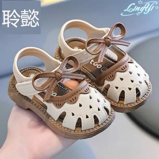 Meninas sandálias 2025 verão novo estilo 1-3 anos de idade bonito sapatos infantis exterior Wear antiderrapante Baotou s