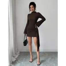 Primavera novo estilo vestido de malha estilo europeu americano, tecido de textura de cor sólida, decoração de fivela de