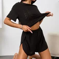 Promoção de verão: conjunto de pijama de duas peças, confortável e solto, com camisa branca de manga curta e shorts, par
