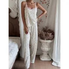 Conjunto de duas peças para uso doméstico, composto por top camisola com estampa floral sensual e detalhes em renda, e c