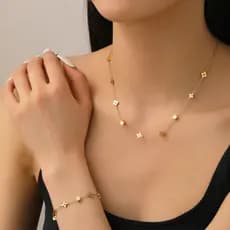 Colar de aço de titânio floral de luxo leve e alta qualidade HT, adequado para mulheres, colar de clavícula com trevo de