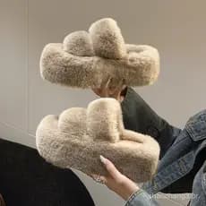 Chinelos femininos de pelúcia, modelo novo 2026, confortáveis para uso externo, com sola grossa e design de linha única,