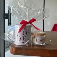 KIT Dia dos Namorados - Caneca LOVE + Vela Aromática Artesanal Amor Especial Premium 100G
