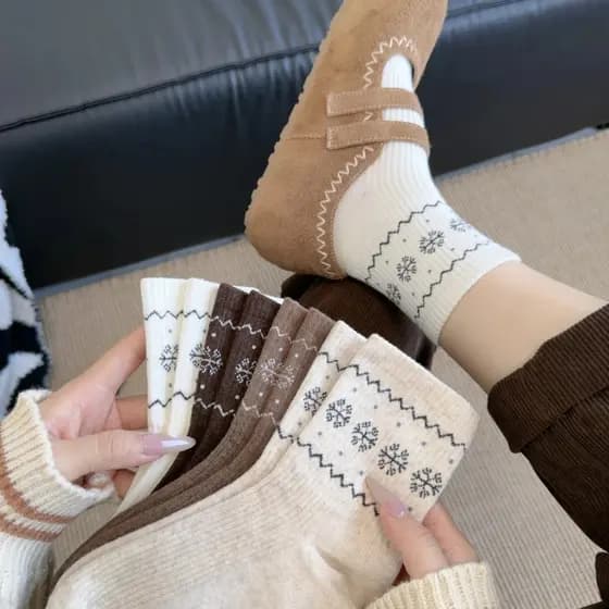 Meias femininas outono inverno meados de tubo meias Retro floco de neve meias ins Phil ilha meias de algodão All-match C