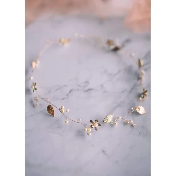 Tiara de Flores Douradas Kercisbeauty, Acessório de Cabelo com Pérolas para Noivas, Joia Artesanal para Mulheres, Tiara