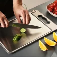Tábua de Corte Cortar Carne Placa Dupla Face Higiênica em Aço Inox e PP com Afiador e Alça S8