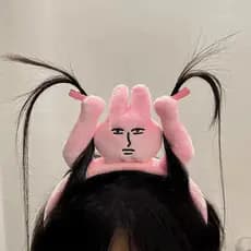 Faixa de cabelo rosa com um divertido coelho de pelúcia em estilo cartoon, lenço para lavar o rosto.
