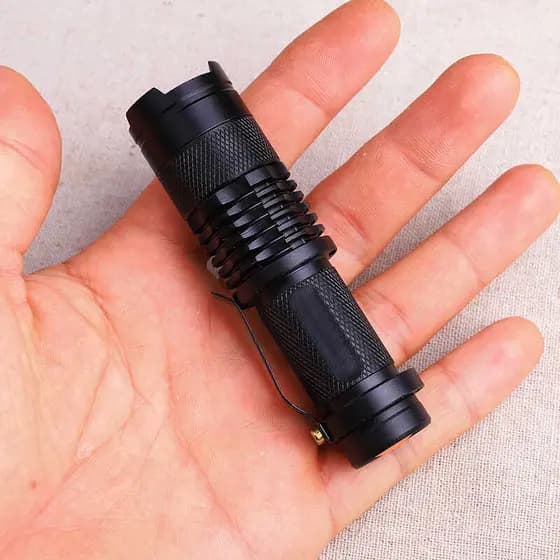 Pequena pequena lanterna de luz forte recarregável LED de longo alcance rei Mini Zoom holofote doméstico iluminação de c