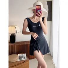 High-End estilo esportivo preto maiô de uma peça feminino ligeiramente gordo seios pequenos conservador cobrindo carne p