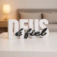 Letreiro Deus é Fiel Decorativo | Escultura Cristã 3D Minimalista | Fé e Inspiração para Sala, Quarto ou Escritório