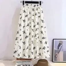 Saia Estampada Floral Preta e Branca de Chiffon Pequena para o Verão de 2026 com Efeito Rejuvenescedor
