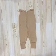 Jardineira Salopet de Tricot Vira Pezinho com Botões Detalhe Aran Saida Maternidade