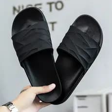 Sandálias de praia elegantes são vendidas diretamente pelo fabricante, e chinelos reforçados simples estão disponíveis p