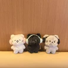 Bonito fone de ouvido gato boneca de pelúcia pingente cura dos desenhos animados gato boneca mochila pingente chaveiro a