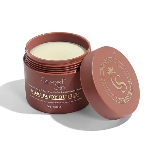 Manteiga Corporal King Cologned |   Aroma Quente e Sensual |   Misturado com Sândalo e Couro |   Enriquecido com Manteig