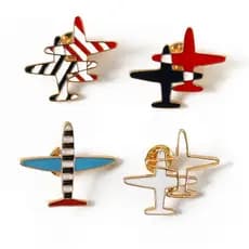Broche esmaltado listrado em formato de avião, elegante e moderno, estilo japonês e coreano, um distintivo estil
