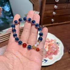 Pulseira de pérolas de ágata azul estilo chinês com pingente de ágata "de sal" e símbolo de paz, e joia de mão.