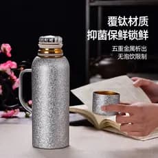 Garrafa térmica de titânio, bule estufado de grande capacidade, portátil, 2026, novo estilo, alta qualidade, coberto, ti