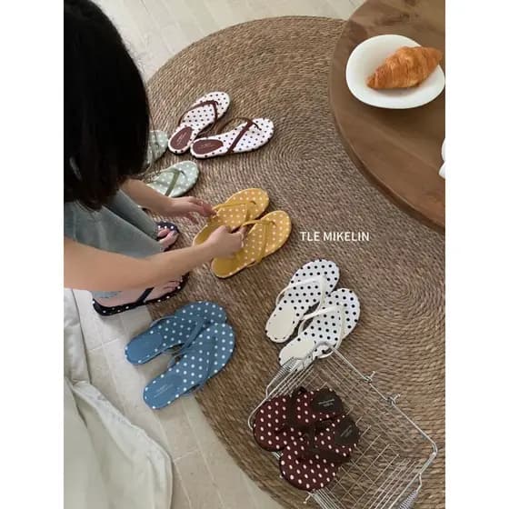 Chinelos planos sapatos femininos 2026 verão exterior usar férias praia sandálias de bolinhas