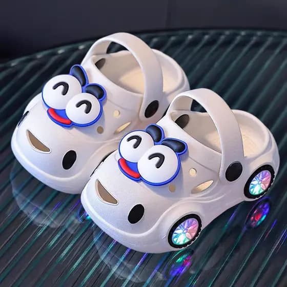 Crianças chinelos meninos verão iluminação interior buracos sapatos meninos carros luminosos meninas sandálias do bebê