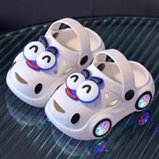 Crianças chinelos meninos verão iluminação interior buracos sapatos meninos carros luminosos meninas sandálias do bebê