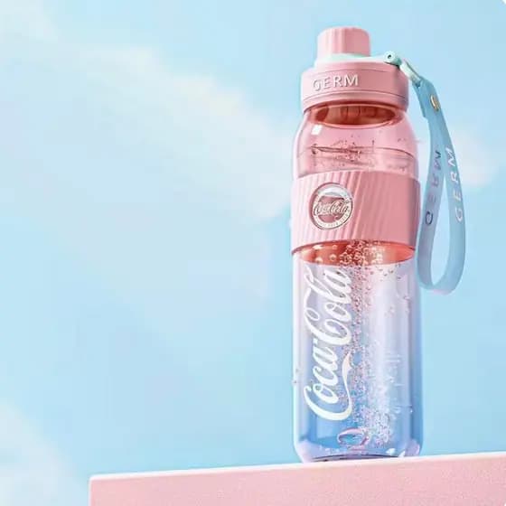 [Disponível localmente] Garrafa de Água Esportiva GERM x Coca-Cola Tritan Gradiente 700ml
