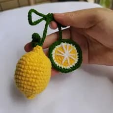 Um enfeite de limão amarelo feito em crochê, perfeito para decorar sua casa ou carro.