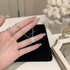 Colar estroboscópico de quatro folhas com zircônia, novo estilo, nicho leve, luxo, aço titânio, não desbota, corrente de