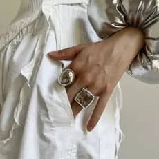 Anel feminino francês Medieval vintage Metal High-End superfície brilhante anel nicho Design textura quadrado All-Match