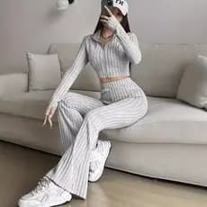 [Tendência Atual] Conjunto Feminino/Blusa Curta de Manga Longa com Zíper e Calça Flare/Roupas Femininas