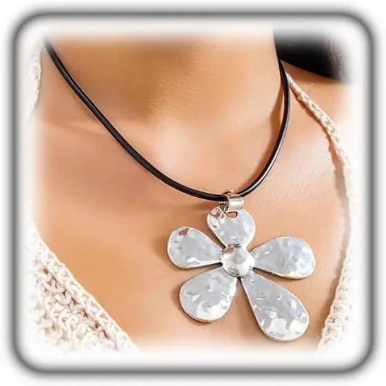 Colar com Pingente de Flor Chunky FUTIMELY, Estilo Gótico, Charmoso, Minimalista, Exagerado, Gargantilha de Corda de Cer