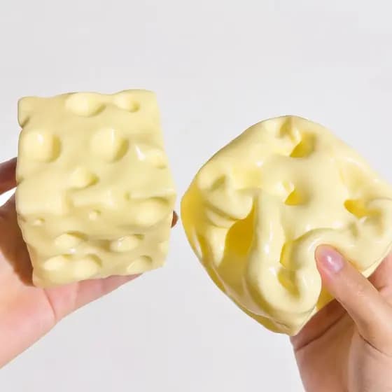 JollyjoysquishyCheeseSquishy é um brinquedo macio preenchido com pasta de queijo de petróleo, projetado para aliviar o e
