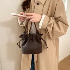 Super quente portátil balde saco senhoras 2026 novo estilo luz luxo nicho extravagante textura High-End um ombro Messen