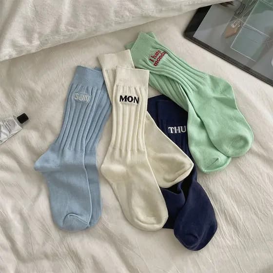 Foto especial 5 pares frete grátis estilo ins cor doce bordado carta semana meias fio grosso esportes coreano meados de