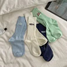 Foto especial 5 pares frete grátis estilo ins cor doce bordado carta semana meias fio grosso esportes coreano meados de