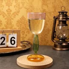 Taça de vidro colorida em estilo vintage, única, com blocos de cor, de alto valor estético, taça de vinho Bordeaux, taça