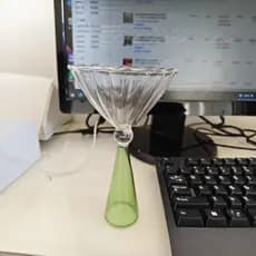 Taça de vidro com gradiente de cor para champanhe e vinho, atmosfera de bar, taça de coquetel moderna e criativa de alto