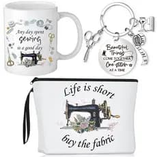 Inbagi 3 Peças de Presentes de Costura para Mulheres: Bolsa de Maquiagem, Caneca de Café de 11 oz, Chaveiro de Quilting.
