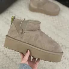 Novo modelo de Henan: Botas de inverno femininas feitas de couro genuíno, reforçadas para maior aquecimento, com forro d