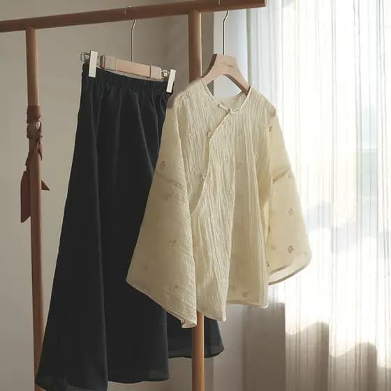 Um cardigã de duas peças em estilo chinês com charme poético, apresentando um decote amplo e um elegante estilo étnico,