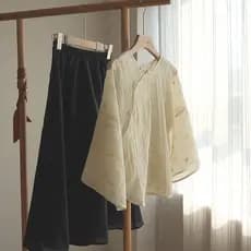 Um cardigã de duas peças em estilo chinês com charme poético, apresentando um decote amplo e um elegante estilo étnico,