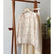 Yingshangjifang lançou uma camisa inovadora de estilo chinês com botões de contas e estampas florais, modelo original nú