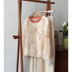 A camisa de estilo chinês, com um design requintado e inovador, é uma peça de vestuário única e de alta qualidade, com u