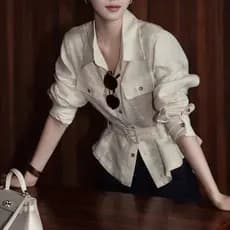 Uma camisa casual de estilo coreano, com um design único e jovial, é um lindo casaco feminino adequado para o início do