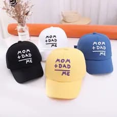 Boné de beisebol para bebê com letras bordadas